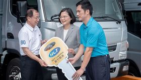 總統蔡英文30日下午參訪「新竹物流公司」三重營業所。（圖／總統府提供）