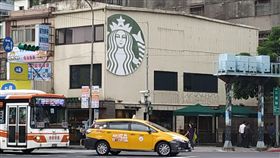 被鄉民封為「全台最醜的星巴客」停止營業了！一名網友去年在PTT貼出南港三重路上的星巴克照片，還封這間是「全台最醜的星巴客」，引起網友熱烈討論，沒想到現在這間星巴客要吹熄燈號。對此，星巴克官方證實，並指出只要憑今年度該門市的發票，可享鄰近門市「買1送1」。（圖／翻攝自PTT）