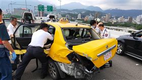 洲美快速道路發生2車追撞事故（翻攝畫面）