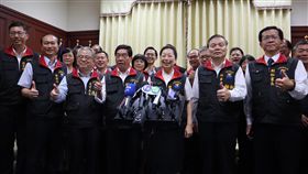 施政滿意度調查摘5星　徐榛蔚感謝鄉親支持2019年遠見雜誌縣市長施政滿意度調查結果揭曉，花蓮縣長徐榛蔚（前右3）獲5星首長，30日下午率局處首長出席記者會感謝鄉親支持，未來將持續為花蓮打拚。中央社記者李先鳳攝　108年5月30日