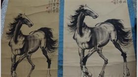 大陸一名李姓男子日前搭高鐵時，帶著2幅價值3000多萬人民幣（約新台幣1.3億元）的徐悲鴻馬畫，沒想到他一離開位置就被偷走。當地警方獲報後，成功逮到王姓犯嫌，不過畫作找回後鑒定後，這兩幅只是仿的，僅值200元人民幣。（圖／翻攝自微博）