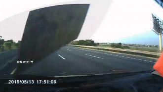 國道「木板」飛襲擋風玻璃！駕駛嚇壞