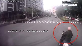 左轉看都不看！機車險釀大禍還敢瞪人
