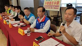 台南議員盼少年隊留新營  市警局：治安考量民進黨台南市議員李宗翰（右4）等人30日召開記者會指出，市警局應該至少維持少年隊在新營的據點，不要全部遷走，否則對維持區域平衡發展不利。市警局副局長李政曉（右）則表示，廳舍調整是以地方治安需求為最大考量。中央社記者楊思瑞攝  108年5月30日
