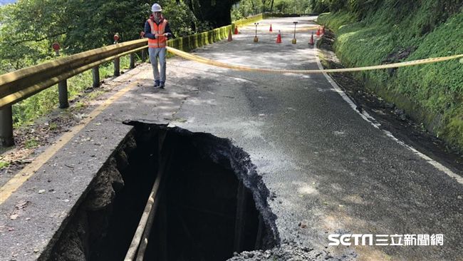 路基掏空破大洞　台14甲翠峰段封閉