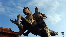 水氣減少多雲到晴　各地舒適溫暖中央氣象局表示，6日水氣減少，各地大多為多雲到晴天氣，舒適溫暖，北部一早太陽露臉，藍天白雲。中央社記者施宗暉攝　108年4月6日