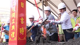 大武崙工業區強化排水工程動土民國106年6月暴雨造成大武崙溪邊坡堤防破損，溪水外溢至大武崙工業區，經基隆市政府爭取，中央同意補助新台幣8400餘萬元，大武崙工業區強化周邊排水工程30日動土，市長林右昌（前右2）出席。（基隆市政府提供）中央社記者王朝鈺傳真  108年5月30日