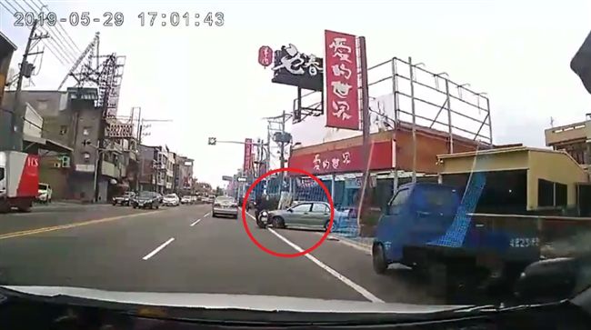 車禍「動作片」？男擦撞滾2圈秒站起