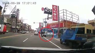 車禍「動作片」？男擦撞滾2圈秒站起