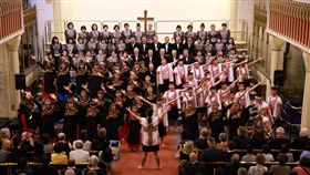 寶來國中英國巡迴　台英日合體獻唱奇異恩典寶來國中與建山國小組成的原民兒少合唱團在英國展開合唱文化交流，25日晚間與英國軍眷婦女合唱團及日本沖繩長青合唱團合體獻唱。（駐英文化組提供）中央社記者戴雅真倫敦傳真　108年5月26日