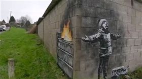 英國威爾斯南部小鎮塔巴特港一處車庫牆上2018年12月出現英國塗鴉大師班克西作品「佳節祝福」，塗鴉出現後，吸引數萬人到場觀賞。（圖／翻攝自班克西IG）