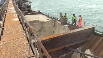 陸船越界盜砂石　海巡怒嗆「吐回去」