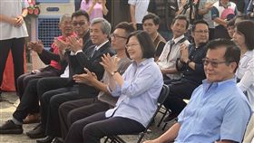 蔡總統台南後壁出席匠人魂影片發表會中華文化總會匠人魂第17支影片，31日在影片主角、製琴師林宗範（前排右3）的後壁區家門前發表，總統蔡英文（前排右2）出席。中央社記者張榮祥台南攝  108年5月31日