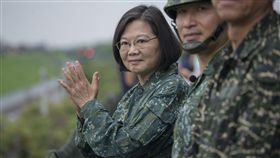 總統蔡英文28日前往彰化戰備道視導軍機戰備道起降操演。（圖／總統府提供）