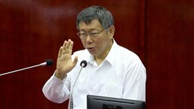 柯文哲向市議會道歉台北市長柯文哲（圖）日前在市議會罵民進黨市議員王世堅「垃圾（台語）」，藍綠議員皆要求致歉，否則專案報告將杯葛到底。柯文哲27日在台北市議會報告前，向市議會道歉，表示會改進。中央社記者裴禛攝  108年5月27日