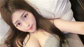 知名巨乳辣模Yumi. K經常在臉書刊登火辣照片（翻攝臉書）