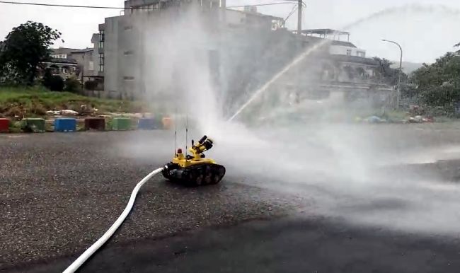 首部消防機器人　水柱射程達65公尺