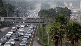 連假近尾聲　部分路段恐塞車到夜間清明連假來到第3天近尾聲，國道6日午後開始出現北返車潮，高公局預估部分路段將一路塞到晚上，提醒民眾盡量避開尖峰時段。中央社記者鄭傑文攝　108年4月6日