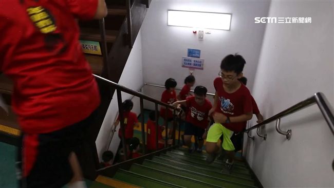 古亭國小畢業生　挑戰台電大樓登高
