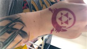 雀斑,紫外線,黑痣,手腕,都市傳說,脖子,領口,皮膚,推特　圖／翻攝自推特　