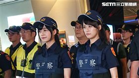「雙胞胎女警官」換上防彈背心全副武裝出任務 。（圖／好言娛樂提供）