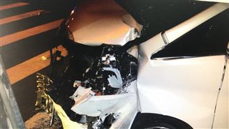 少年撞爛借來百萬車　車主：保險賠嗎