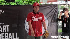 ▲味全龍總教練葉君璋與魏應充傳接球。（圖／記者蕭保祥攝影）