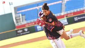 李燕為桃猿隊開球。（圖／桃猿提供）