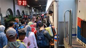 火車是印尼民眾最愛的返鄉工具因航空票價調漲，火車成為印尼民眾開齋節返鄉的最愛，估計今年搭乘的民眾比往年增加3成。中央社記者石秀娟雅加達攝  108年6月1日