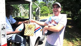 美國暖心郵差馬丁(圖/翻攝自推特)