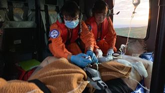 綠島濺血！行車糾紛騎士遭捅臟器外露