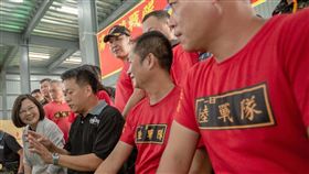 蔡英文總統2日赴彰化社的海軍陸戰隊益祥織襪廠參觀。（圖／翻攝蔡英文臉書）