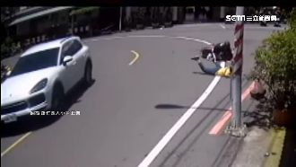 騎士過彎直撞保時捷　網嚇傻：賠慘了