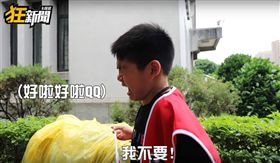 韓國瑜昨（1）日在凱達格蘭大道舉辦造勢大會，現場宣稱湧入40萬名身穿紅衣的「韓粉」。而新聞評論類影片平台《卡提諾狂新聞》，直擊韓國瑜的誓師大會，沒想到一名弟弟受訪聽到「韓國瑜凍蒜」時，竟突然崩潰大哭。影片曝光後，掀起網友熱議，紛紛直喊：「小孩不會說謊的，果然是國家棟樑！」（圖／翻攝自YT《卡提諾狂新聞》）