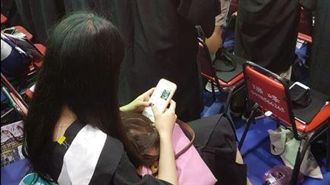 貼冷屁股？管中閔唱國歌中國生滑手機