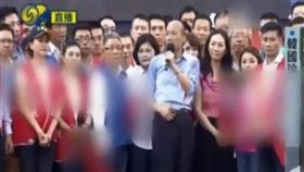 韓國瑜昨（1）日在凱達格蘭大道舉辦造勢大會，現場宣稱湧入40萬名韓粉，「韓國瑜」三個字還因此登上了大陸微博熱搜榜。不過中國滅主權似乎不分藍綠，刻意將韓粉穿著的「庶民總統」背心打馬賽克。畫面曝光後，掀起網友熱議，紛紛狂酸：「一群舔共的還被中共碼掉！」（圖／翻攝自鳳凰衛視）