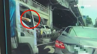狂切車道逼車！貨車還朝鄰車潑檳榔渣