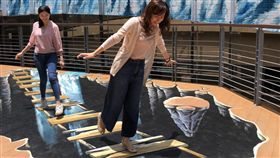 北捷中山地下街3D彩繪成打卡熱點台北捷運公司以「川流不息」為題，邀請3D彩繪藝術家在中山地下街爵士廣場繪製瀑布與地景，成為熱門拍照打卡點。（台北捷運公司提供）中央社記者陳怡璇傳真  108年6月2日