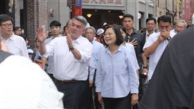 蔡總統賈德納走訪大稻埕（2）總統蔡英文（前右）2日帶著美國聯邦參議院外交委員會亞太小組主席賈德納（前左）一起走訪台北大稻埕，兩人不時交換意見。中央社記者徐肇昌攝  108年6月2日
