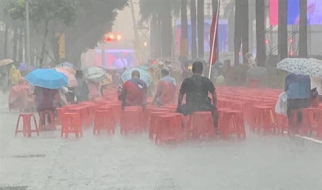 淋雨支持韓國瑜　韓粉稱：繆德生忠魂