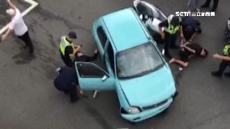 拒檢闖紅燈撞2車　警噴辣椒水逮人