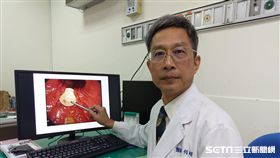 家長若發現小孩誤吞異物，千萬別急著伸手到孩子嘴巴狂挖，這樣反而會越挖越危險。（圖／醫師何明印提供）