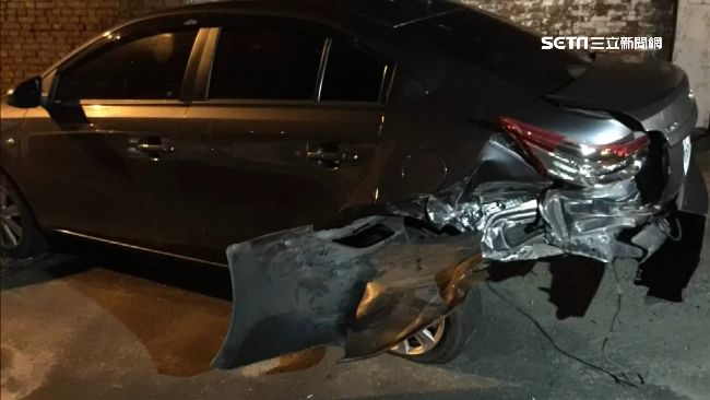 新車遭撞毀！車主：好險老婆沒在車上