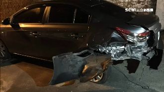 新車遭撞毀！車主：好險老婆沒在車上