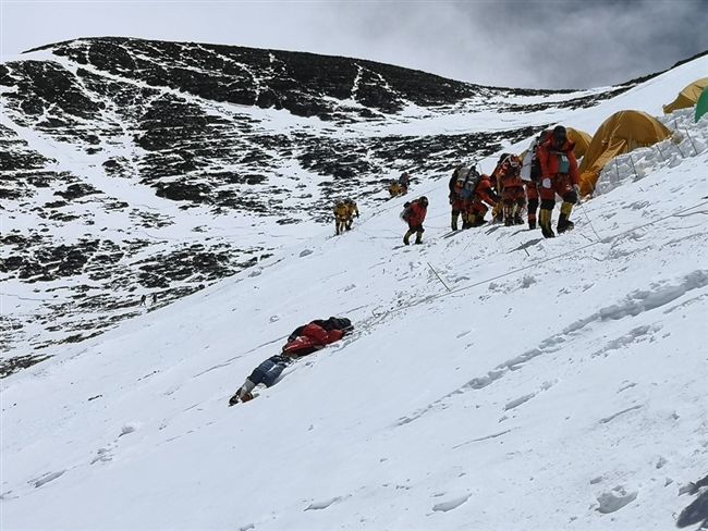 聖母峰山難頻傳,登山客仍絡繹不絕。(示意圖)