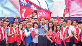 韓國瑜與妻子李佳芬出席挺韓團體凱道造勢挺韓團體1日下午在凱達格蘭大道為高雄市長韓國瑜（前排右5）舉辦造勢大會，邀請韓國瑜與妻子李佳芬（前排右4）出席。中央社記者裴禛攝　108年6月1日