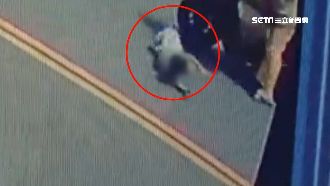 兩歲童溜出門　亂衝馬路遭撞嚇哭找嬤