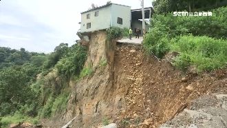 坍方加上大雨沖刷　房屋一半浮在半空