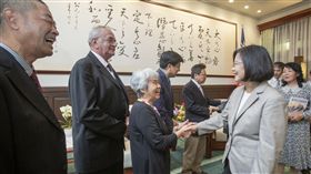 蔡英文總統3日於總統府接見「海外民運人士認識台灣民主人權」參訪團。（圖／總統府提供）