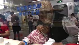 老了也要這樣的愛情！大陸廣東深圳一名7旬奶奶，日前到醫院抽血時，臉上露出緊張、害怕的表情，此時她的老伴立即將愛妻摟進懷裡，安慰地說：「別怕，不會痛的！」讓一旁的護理師看得相當感動。畫面曝光後，掀起網友熱議，紛紛直喊：「陪伴是最長情的愛！」（圖／翻攝自秒拍）